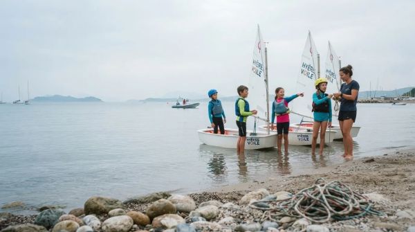 Cours voile optimist enfant Hyères : stages et initiation sécurisés