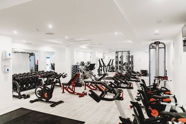 Quels sont les avantages et les inconvénients des salles de sport avec coaching sportif à Bordeaux ?
